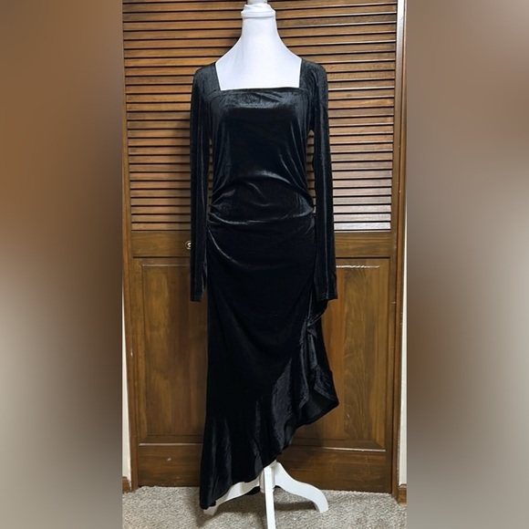 NWOT Nashalyly Black Velvet Ruched Bodycon Asymmetrical Hemline Dress Size L - Picture 1 of 10